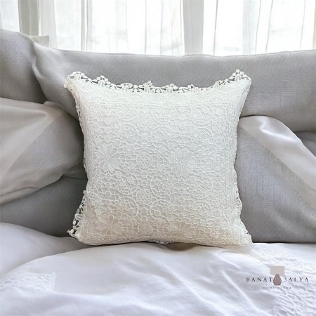 مخدة ديكور دانتيل